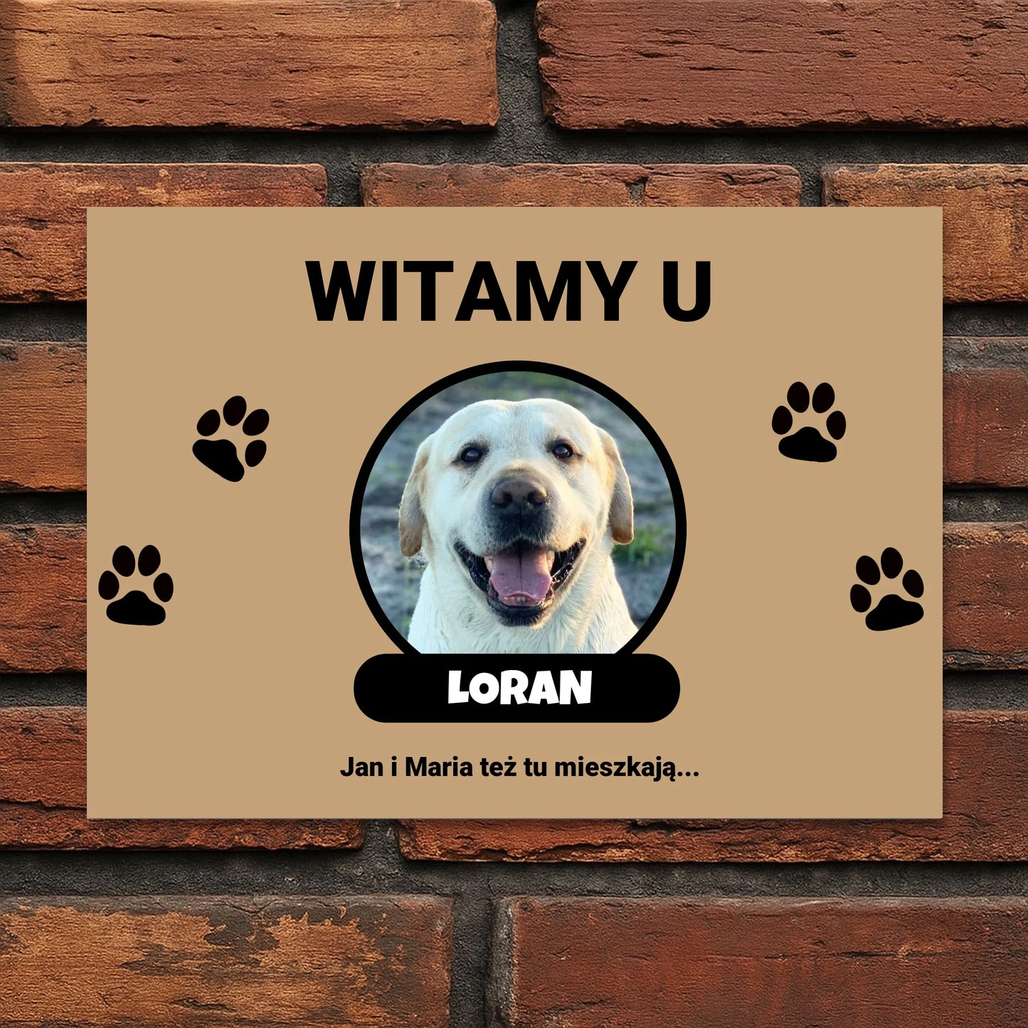 Tabliczka powitalna z napisem „Witamy u” i zdjęciem psa w okrągłej ramce.