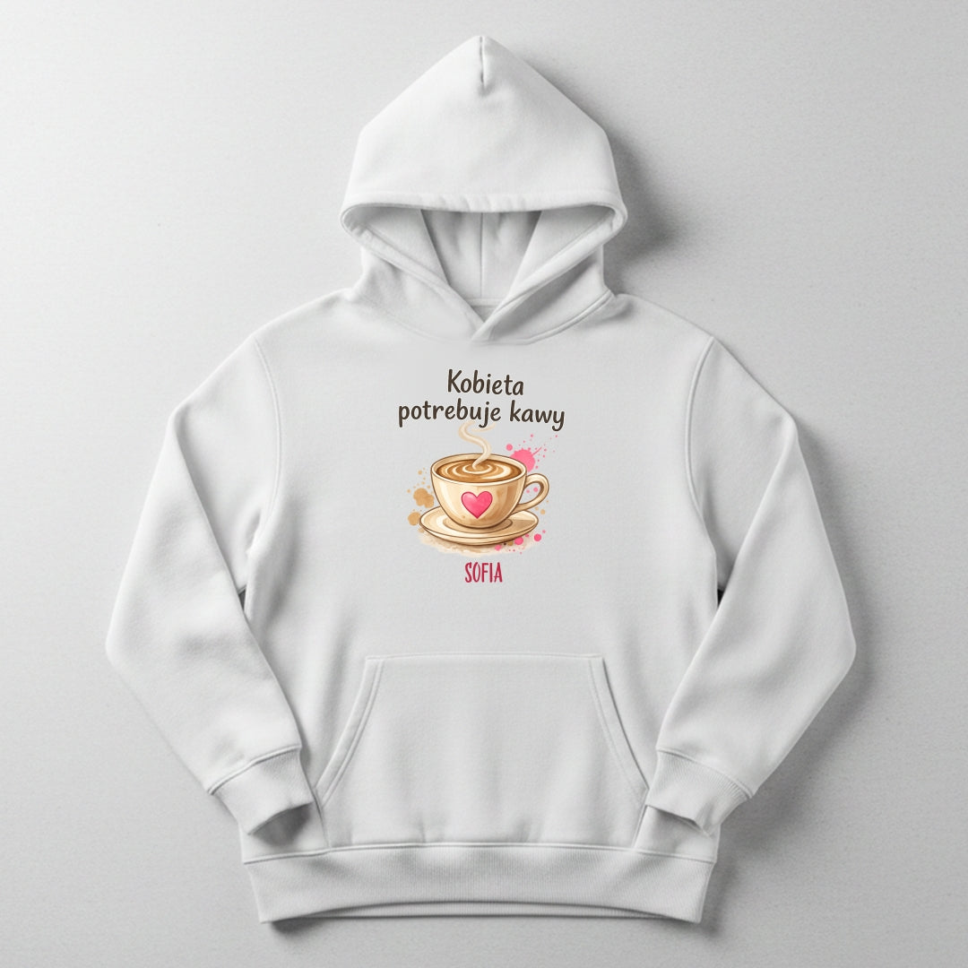 Personalizowana bluza „Kobieta potrzebuje kawy” z imieniem – bluza dla miłośniczki kawy – prezent dla niej