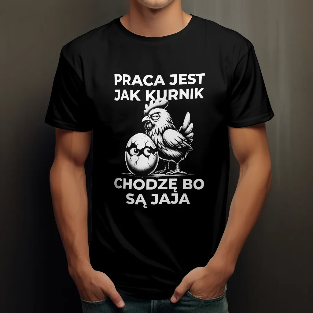 Koszulka "Praca Jest Jak Kurnik – Chodzę, Bo Są Jaja" – Zabawny Nadruk z Kogutem