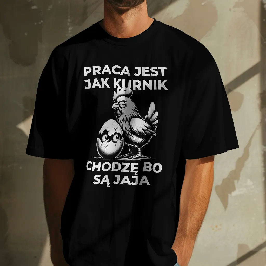 Koszulka "Praca Jest Jak Kurnik – Chodzę, Bo Są Jaja" – Zabawny Nadruk z Kogutem