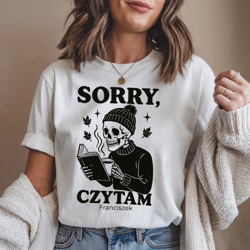 Koszulka „Sorry, Czytam” – szkieleton z książką i kawą, Unisex