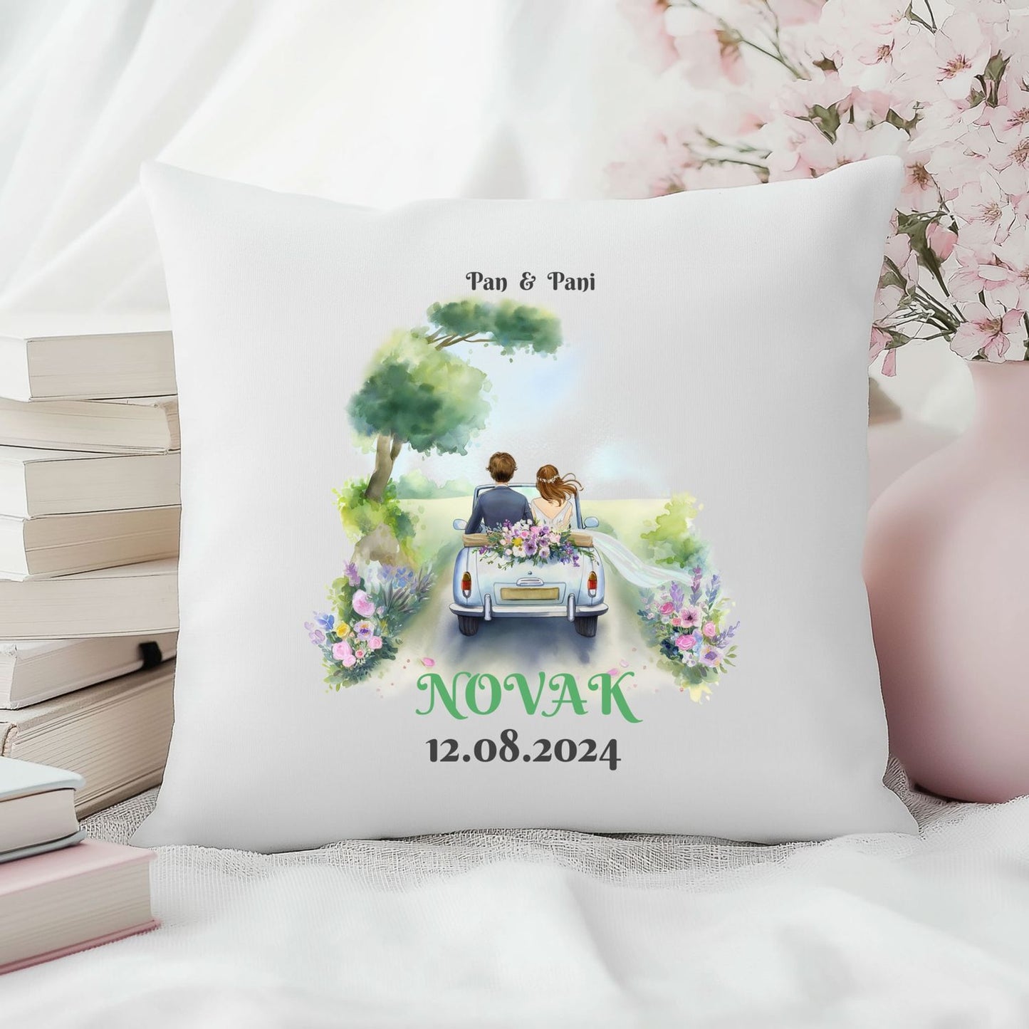 Personalizowana poduszka ślubna z parą w samochodzie, nazwiskiem Novak i datą ślubu 12.08.2024 – romantyczny prezent