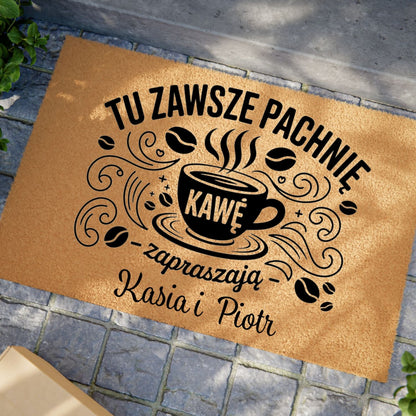Personalizowana wycieraczka – Tu Zawsze Pachnie Kawą z Imionami
