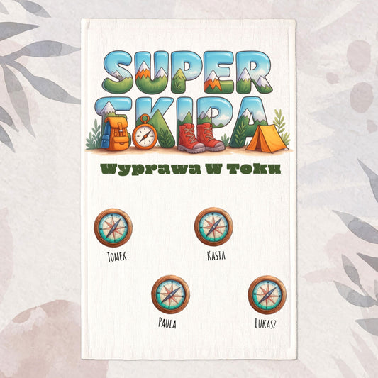 Ręcznik plażowy z napisem „Super Ekipa – Wyprawa w toku” i spersonalizowanymi imionami członków drużyny.