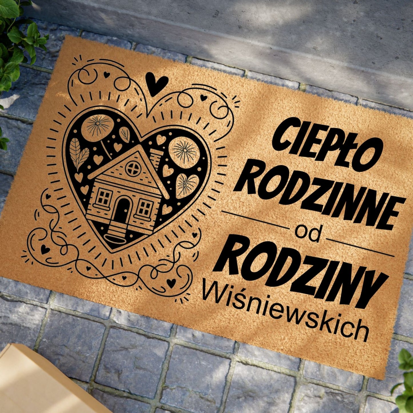 Wycieraczka z napisem „Ciepło Rodzinne od Rodziny” i personalizowanym nazwiskiem, ozdobiona sercem i motywem domu.
