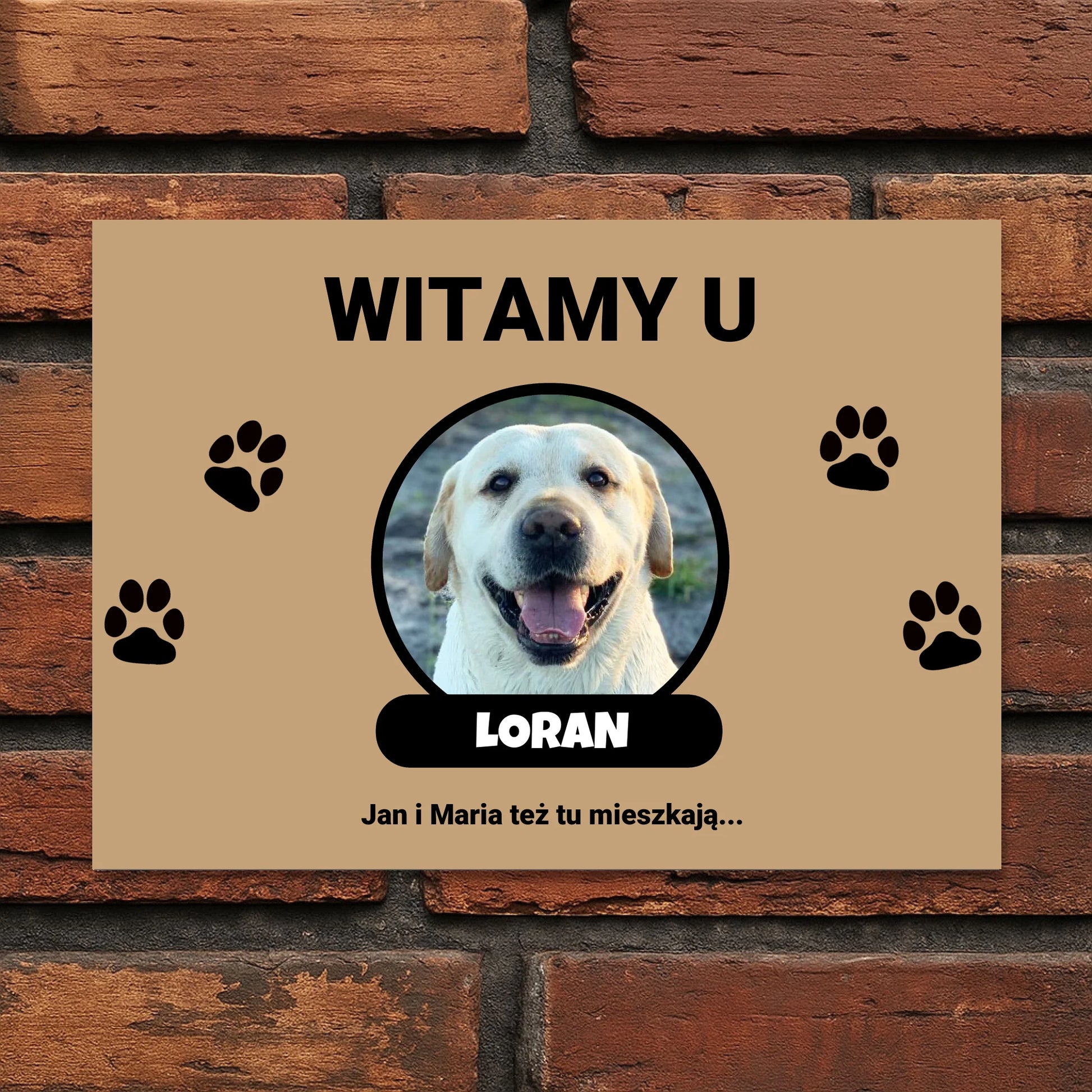 Tabliczka powitalna z napisem „Witamy u” i zdjęciem psa w okrągłej ramce.