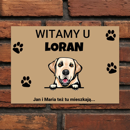 Tabliczka z napisem „Witamy u” z ilustracją psa i możliwością personalizacji imienia.