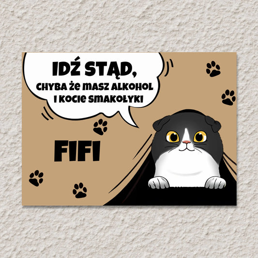Tabliczka z ilustracją kota i napisem „Idź stąd, chyba że masz alkohol i kocie smakołyki”