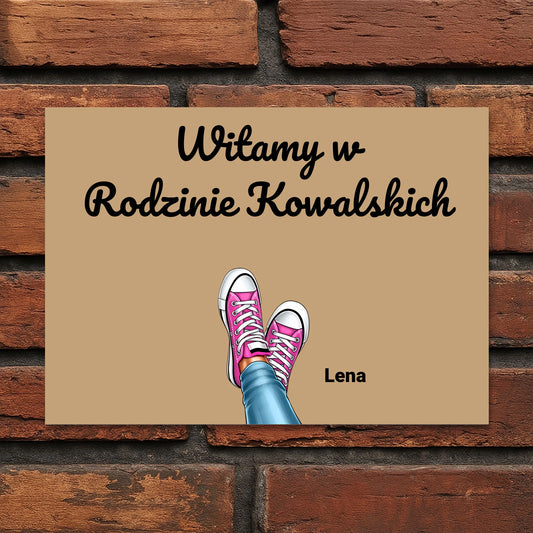 Tabliczka z napisem „Witamy w rodzinie” z miejscem na nazwisko i imiona członków rodziny.