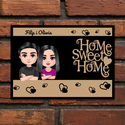 Tabliczka dekoracyjna Home Sweet Home z personalizowanymi imionami i postaciami rodziny na tle cegły