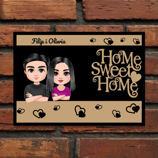 Tabliczka dekoracyjna Home Sweet Home z personalizowanymi imionami i postaciami rodziny na tle cegły