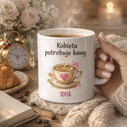 Personalizowany kubek „Kobieta potrzebuje kawy” z imieniem – śmieszny kubek dla kobiety – prezent 330 ml