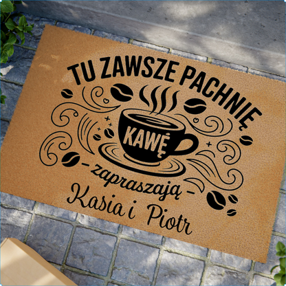 Personalizowana wycieraczka – Tu Zawsze Pachnie Kawą z Imionami