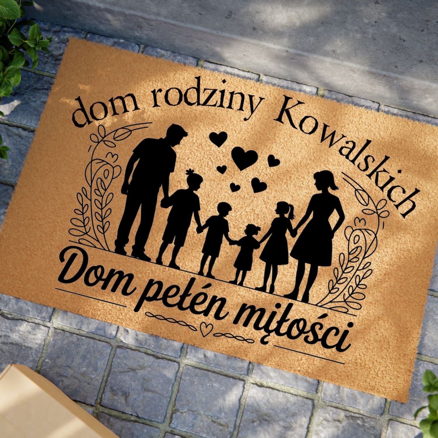 Wycieraczka z napisem „Dom pełen miłości” z personalizowanym nazwiskiem rodziny i grafiką przedstawiającą rodzinę z sercami.