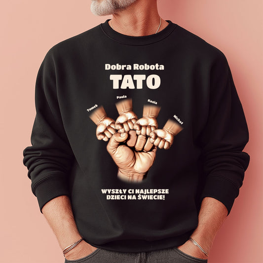 Czarna bluza z napisem „Dobra Robota Tato” i ilustracją dłoni ojca trzymających dziecięce palce z personalizowanymi imionami