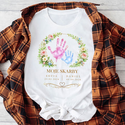 Personalizowana koszulka dla Mamy „Moje Skarby” z imionami i datą urodzenia – odcisk dłoni dziecka – prezent na Dzień Matki