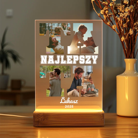Podświetlany akrylowy znak z napisem „Najlepszy”, czterema zdjęciami ojca z dziećmi, imieniem Łukasz i rokiem 2025