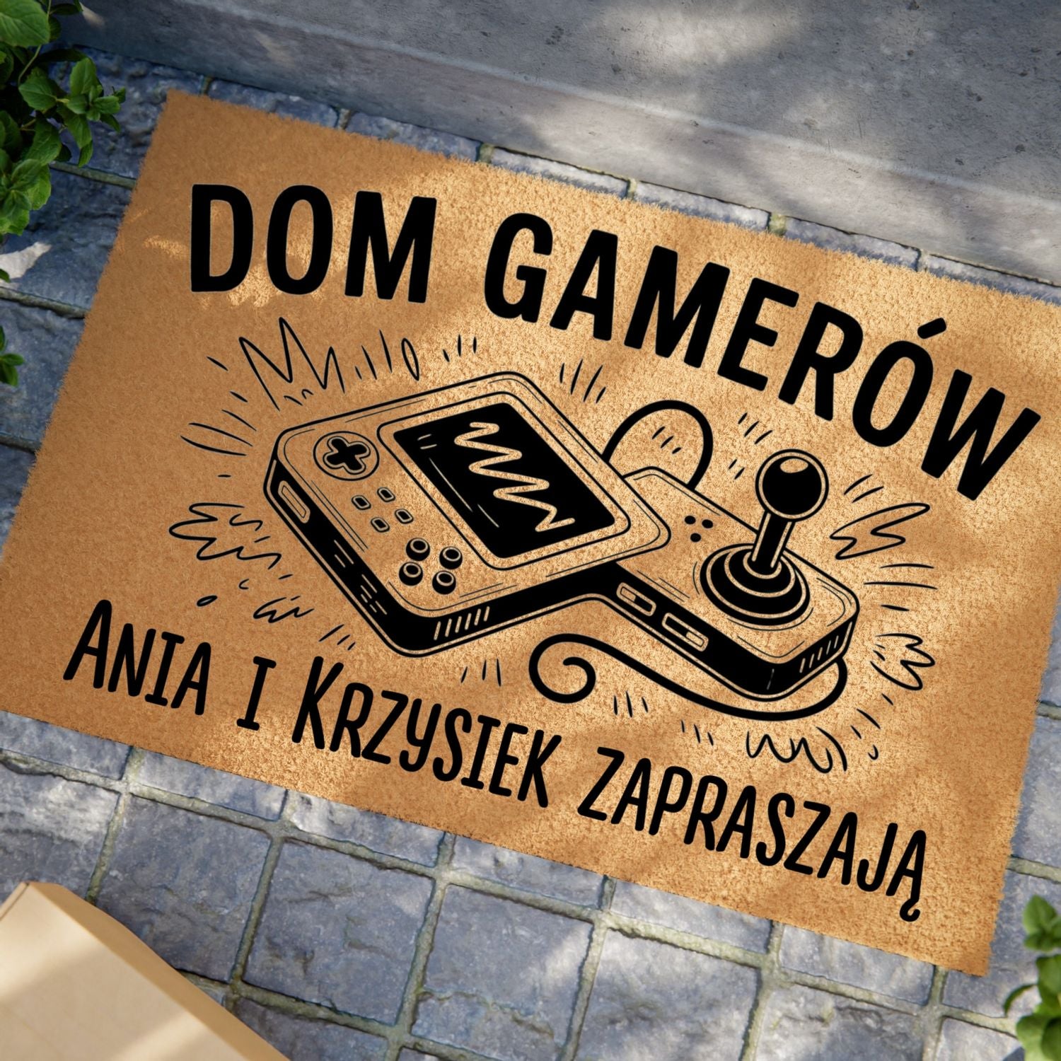 Wycieraczka z napisem „Dom Gamerów” i personalizowanymi imionami, ozdobiona joystickiem retro.