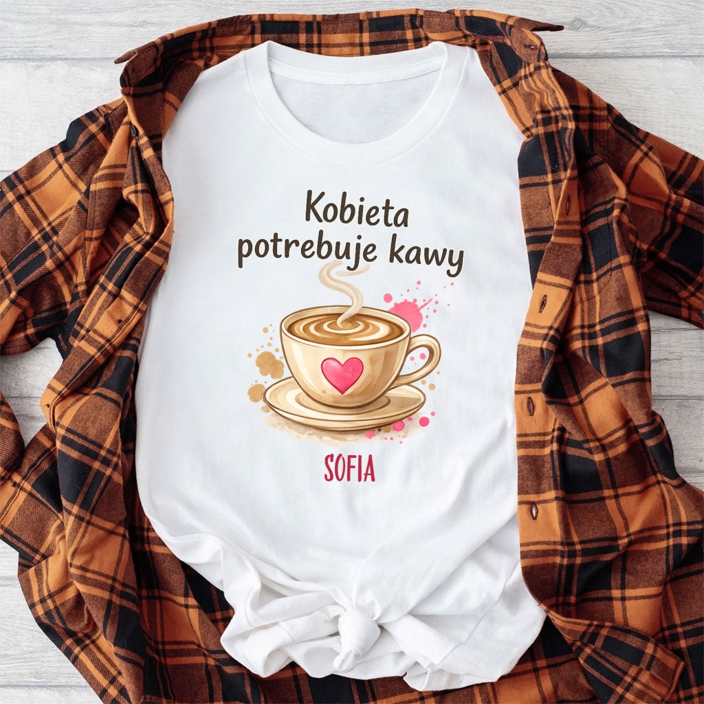 Personalizowana bluza „Kobieta potrzebuje kawy” z imieniem – bluza dla miłośniczki kawy – prezent dla niej