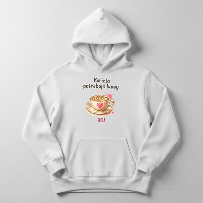 Personalizowana bluza „Kobieta potrzebuje kawy” z imieniem – bluza dla miłośniczki kawy – prezent dla niej