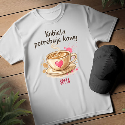 Personalizowana bluza „Kobieta potrzebuje kawy” z imieniem – bluza dla miłośniczki kawy – prezent dla niej