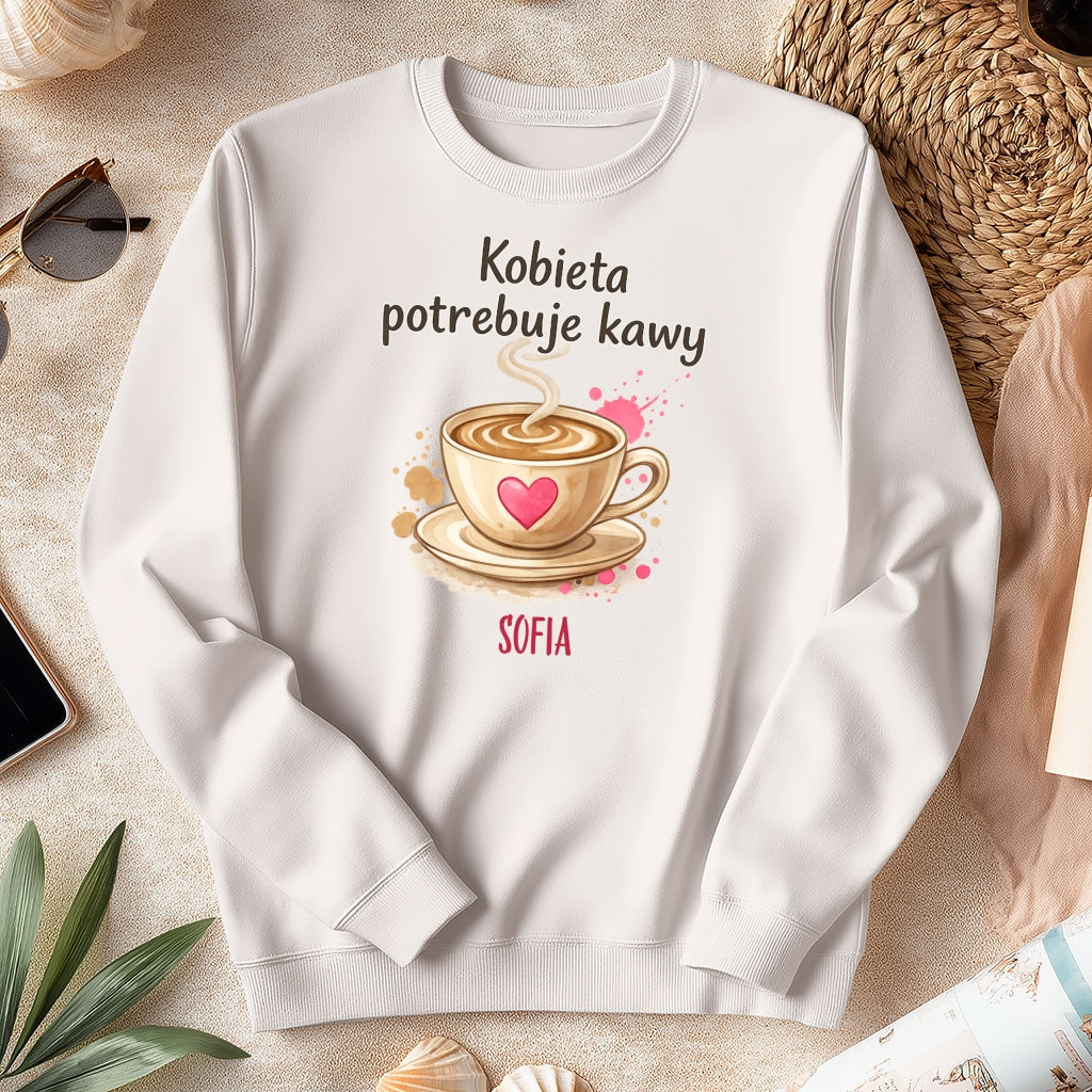 Personalizowana bluza „Kobieta potrzebuje kawy” z imieniem – bluza dla miłośniczki kawy – prezent dla niej
