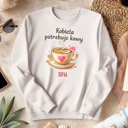 Personalizowana bluza „Kobieta potrzebuje kawy” z imieniem – bluza dla miłośniczki kawy – prezent dla niej