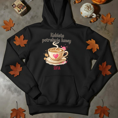Personalizowana bluza „Kobieta potrzebuje kawy” z imieniem – bluza dla miłośniczki kawy – prezent dla niej