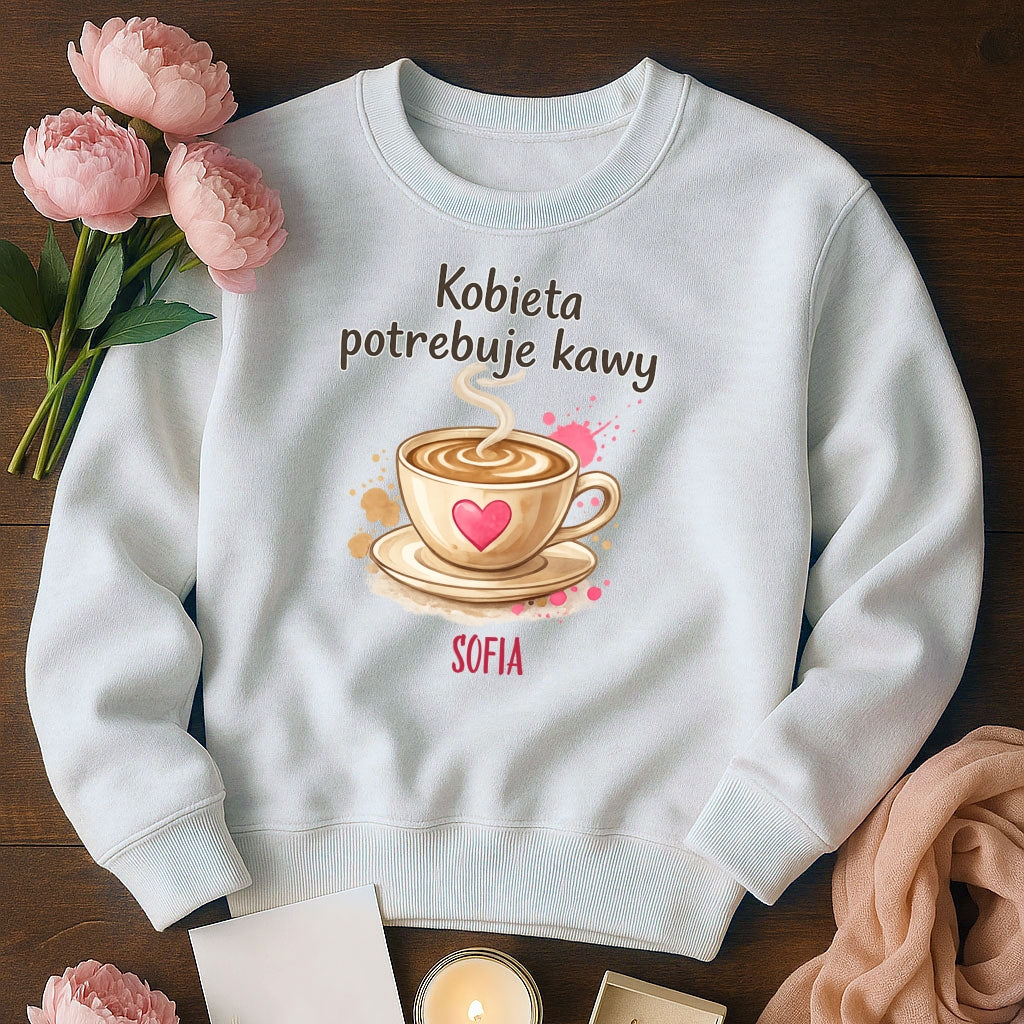 Personalizowana bluza „Kobieta potrzebuje kawy” z imieniem – bluza dla miłośniczki kawy – prezent dla niej