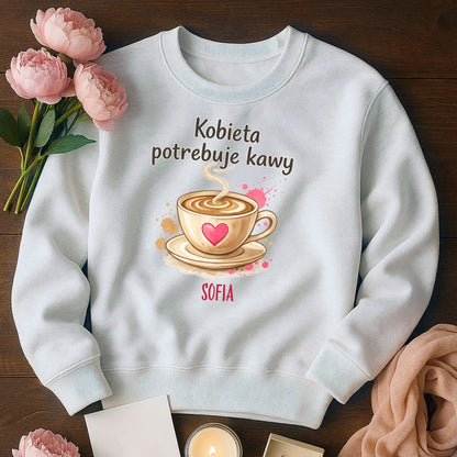 Personalizowana bluza „Kobieta potrzebuje kawy” z imieniem – bluza dla miłośniczki kawy – prezent dla niej