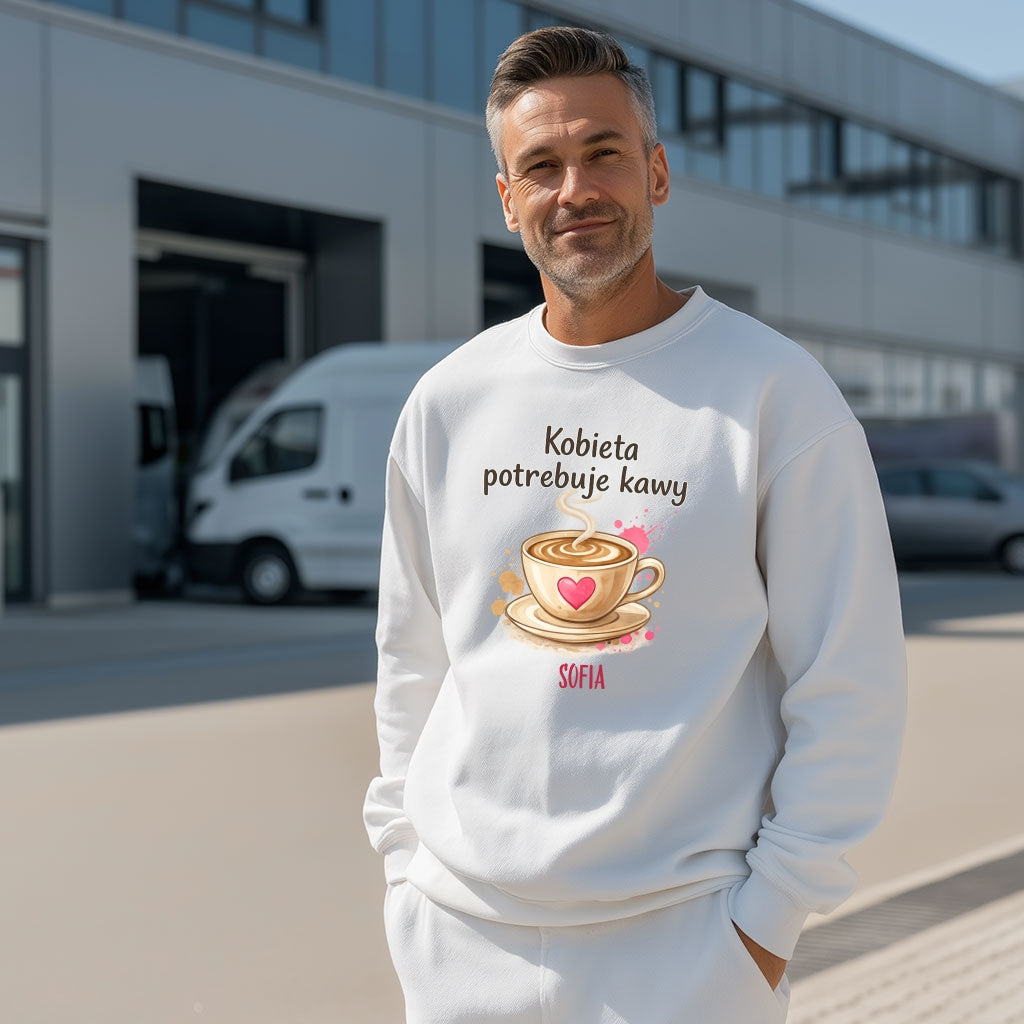 Personalizowana bluza „Kobieta potrzebuje kawy” z imieniem – bluza dla miłośniczki kawy – prezent dla niej