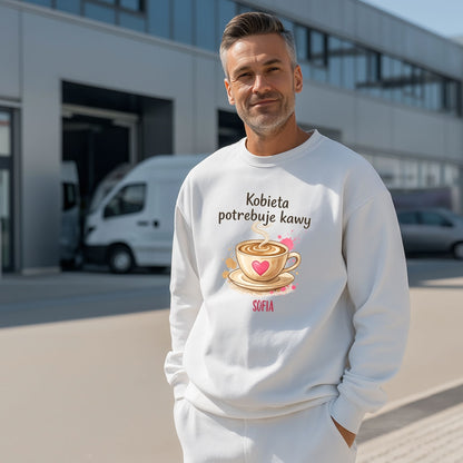 Personalizowana bluza „Kobieta potrzebuje kawy” z imieniem – bluza dla miłośniczki kawy – prezent dla niej