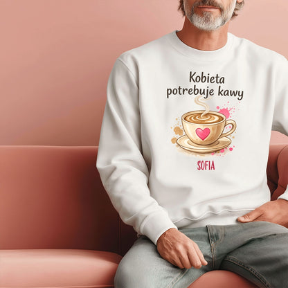 Personalizowana bluza „Kobieta potrzebuje kawy” z imieniem – bluza dla miłośniczki kawy – prezent dla niej