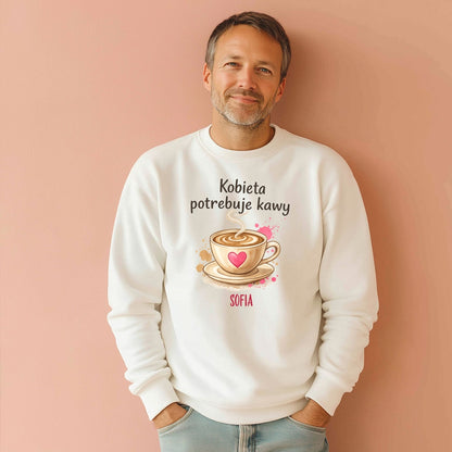 Personalizowana bluza „Kobieta potrzebuje kawy” z imieniem – bluza dla miłośniczki kawy – prezent dla niej