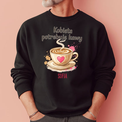Personalizowana bluza „Kobieta potrzebuje kawy” z imieniem – bluza dla miłośniczki kawy – prezent dla niej