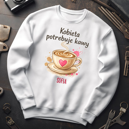 Personalizowana bluza „Kobieta potrzebuje kawy” z imieniem – bluza dla miłośniczki kawy – prezent dla niej