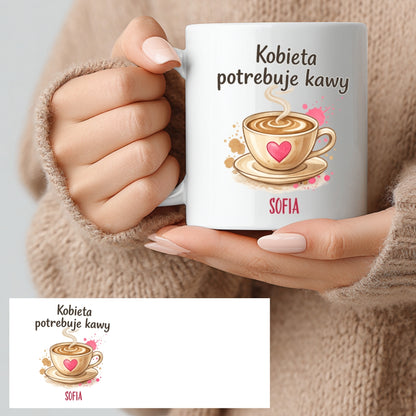 Personalizowany kubek „Kobieta potrzebuje kawy” z imieniem – śmieszny kubek dla kobiety – prezent 330 ml