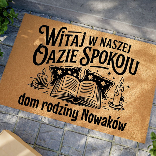 Wycieraczka z napisem „Witaj w naszej Oazie Spokoju” z personalizowanym nazwiskiem rodziny i motywem książki oraz świec.