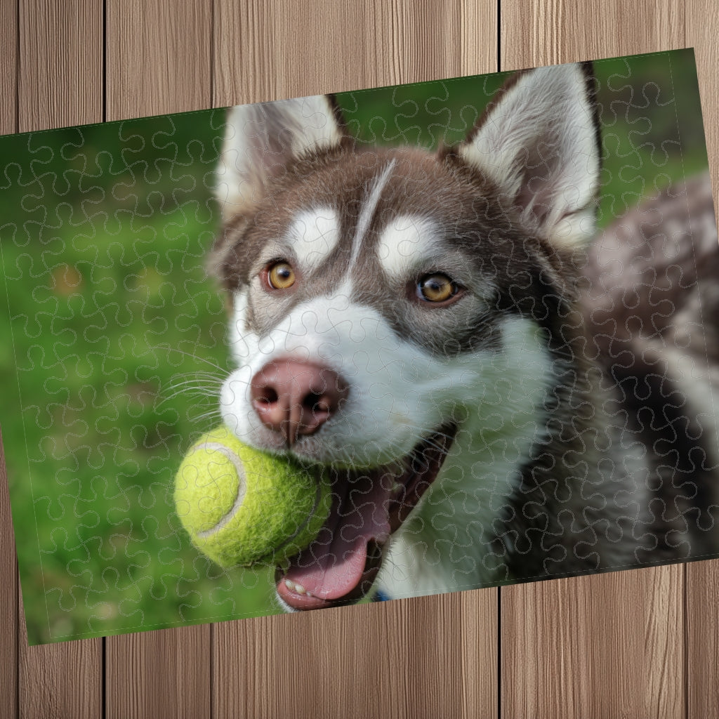 Personalizowane puzzle z psem husky trzymającym piłkę tenisową na tle zielonej trawy – prezent ze zdjęciem zwierzaka