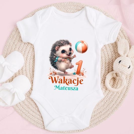 Personalizowane body dziecięce z jeżykiem i piłką, nadruk wakacyjny z imieniem dziecka na lato