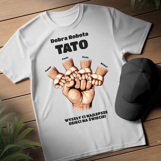 Koszulka z grafiką dłoni ojca i dzieci oraz napisem „Dobra Robota Tato” z imionami dzieci