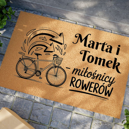 Personalizowana wycieraczka z nadrukiem roweru i imionami domowników – prezent dla rowerzystów.