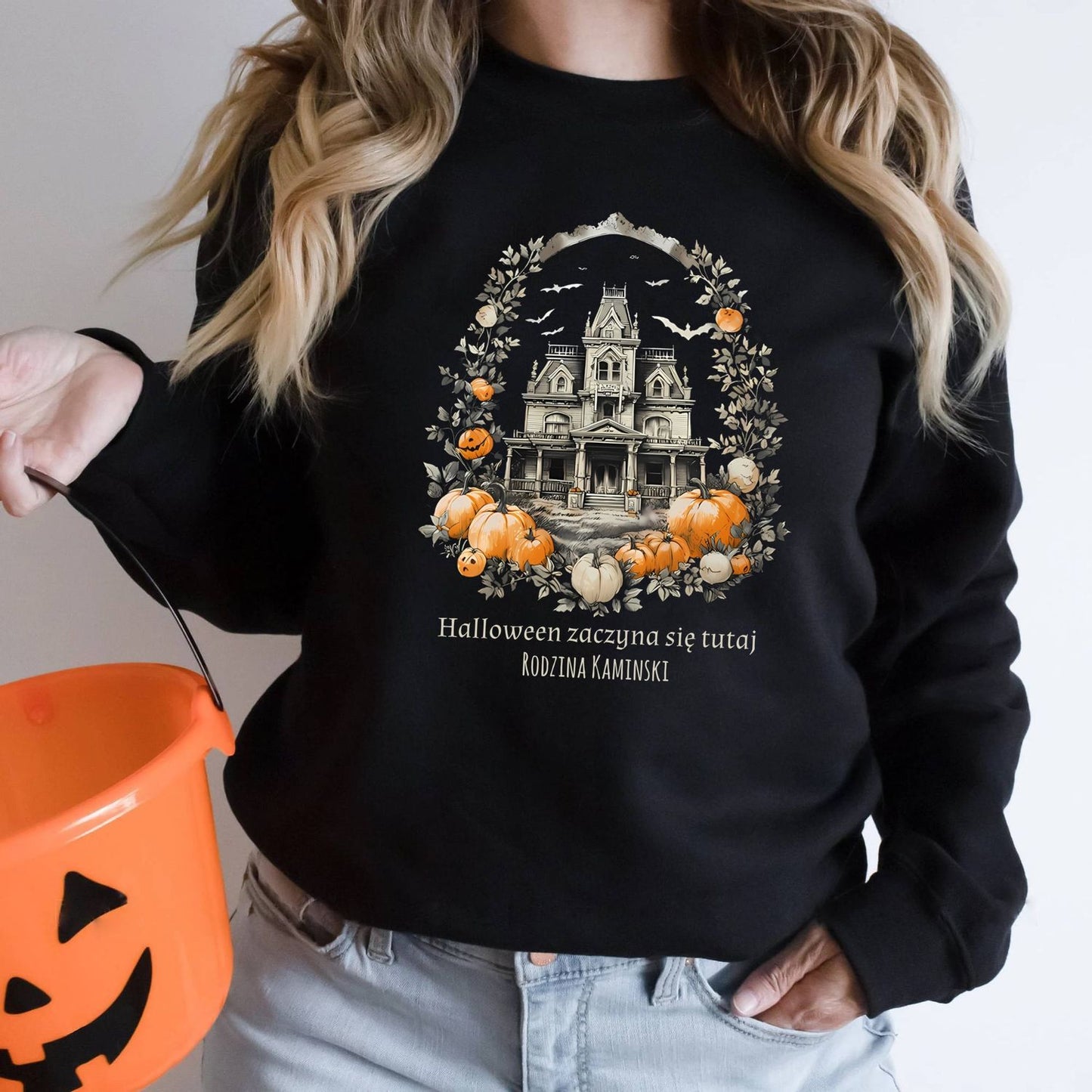 Bluza Unisex „Halloween zaczyna się tutaj” – Personalizowana Edycja