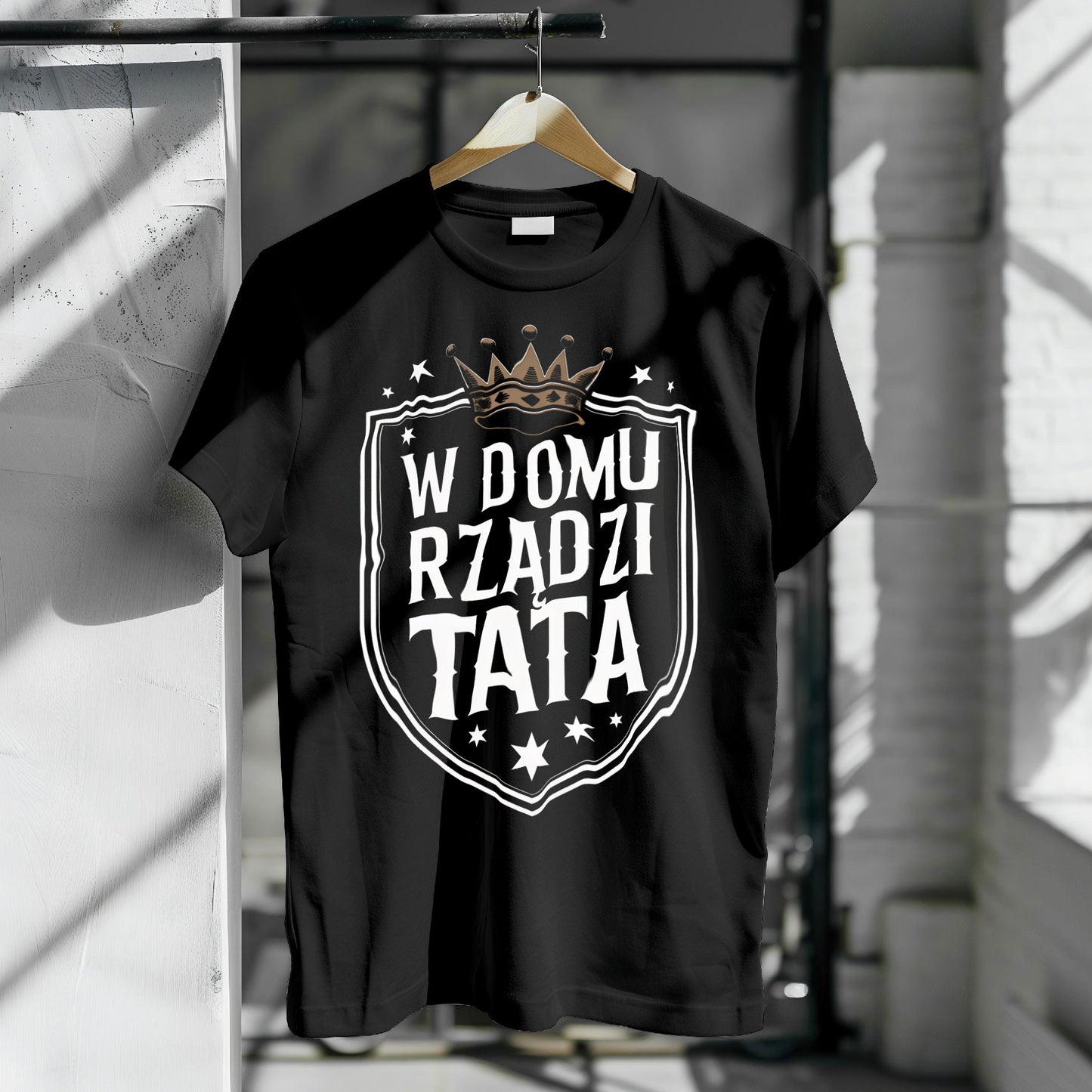 Koszulka z napisem „W Domu Rządzi Tata” w stylu herbu, z koroną i gwiazdami, biały nadruk na czarnym tle