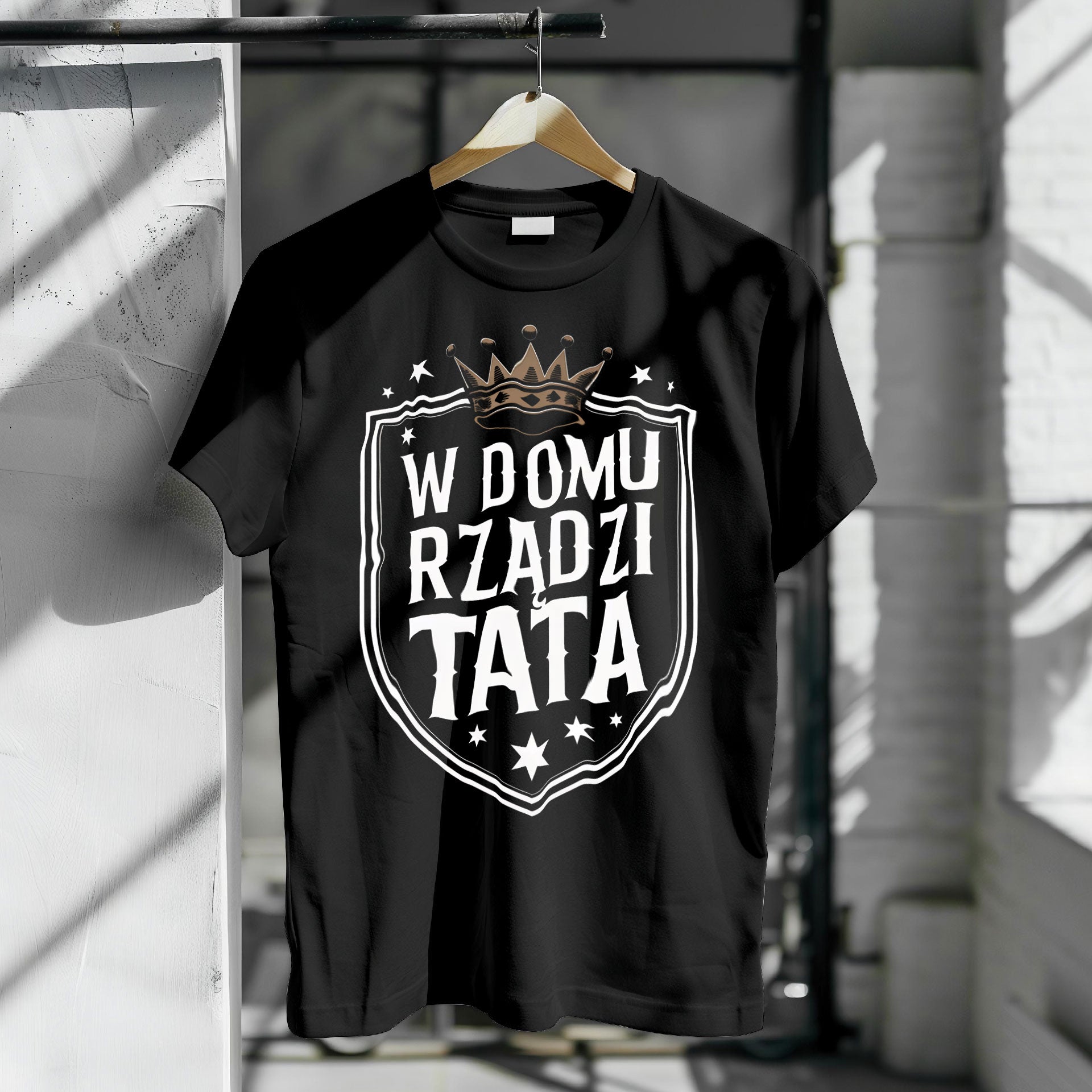 Koszulka z napisem „W Domu Rządzi Tata” w stylu herbu, z koroną i gwiazdami, biały nadruk na czarnym tle