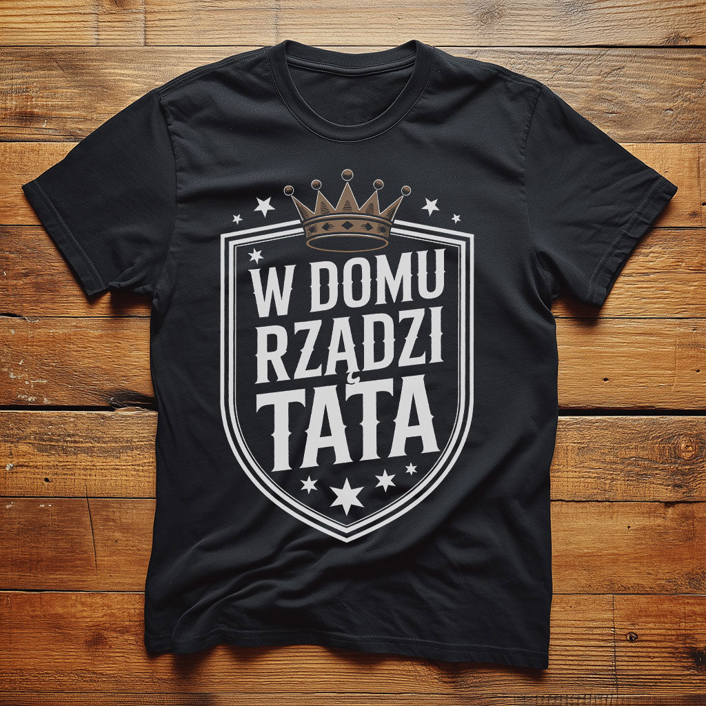 Koszulka W Domu Rządzi Tata – Śmieszny Prezent dla Ojca z Koroną