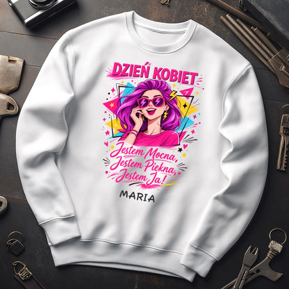Bluza „Dzień Kobiet – Jestem Mocna, Jestem Piękna, Jestem Ja!” z imieniem – prezent na 8 marca – personalizowana