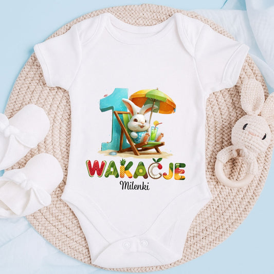 Personalizowane body dziecięce z zajączkiem na leżaku, wakacyjny nadruk, imię dziecka, pamiątka na pierwsze wakacje
