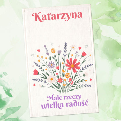 Spersonalizowany Ręcznik Plażowy z Twoim Imieniem – Małe Rzeczy, Wielka Radość z Bukietem Kwiatów