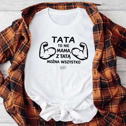 Koszulka Tata z imieniem – „Tata to nie mama, z tatą można wszystko” – prezent dla taty